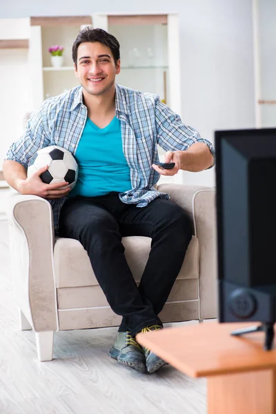 Evde televizyon izleyen bir adam.