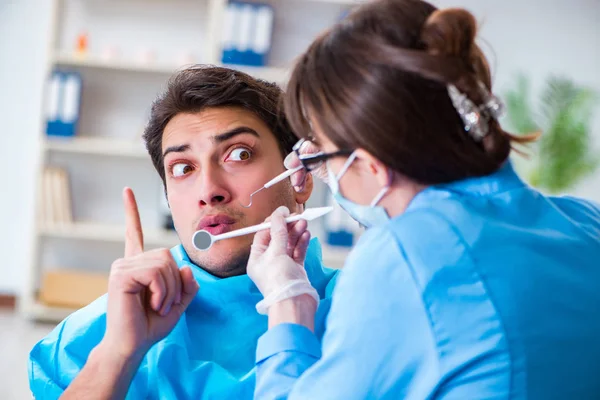 病人在看医生时害怕牙医 — 图库照片