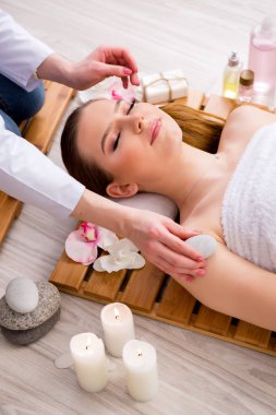 Salondaki spa prosedürü sırasında genç bir kadın.