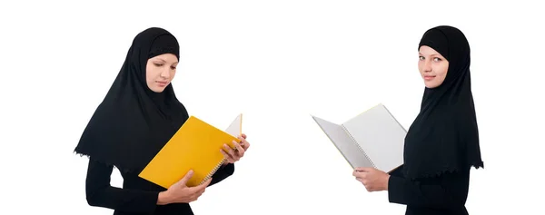 Молодая мусульманка-студентка с книгами — стоковое фото