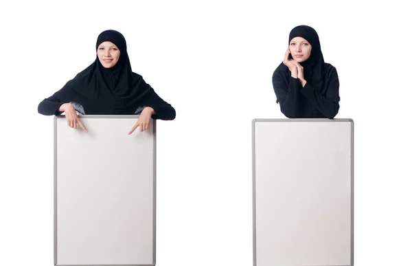 Mujer musulmana con tablero en blanco sobre blanco — Foto de Stock