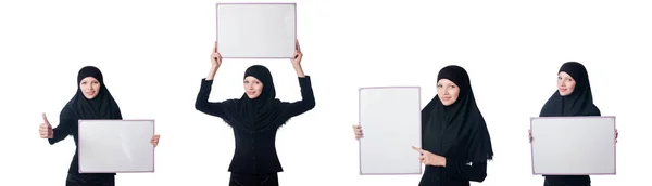 Mujer musulmana con tablero en blanco sobre blanco — Foto de Stock