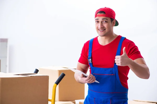 Trabajador contratista moviendo cajas durante movimiento de oficina — Foto de Stock