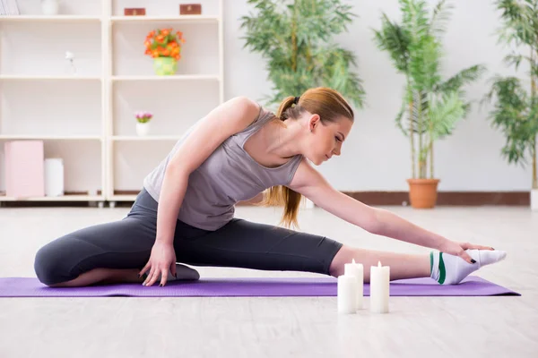 Jonge vrouw oefenen in sporthal in gezond concept — Stockfoto