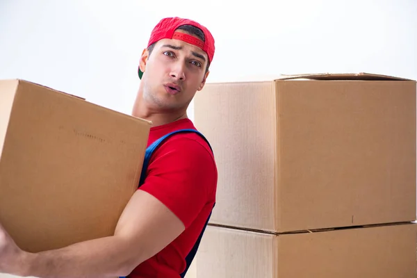 Bauunternehmer beim Umziehen von Kartons im Büro — Stockfoto