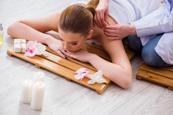 Jovem mulher durante o procedimento de spa no salão — Fotografia de Stock