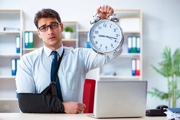 Empresario con brazo roto trabajando en la oficina — Foto de Stock