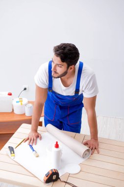 Tadilat sırasında duvar kâğıdı üzerinde çalışan işçiler