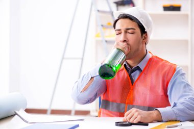 Atölyede çalışan sarhoş mühendis.