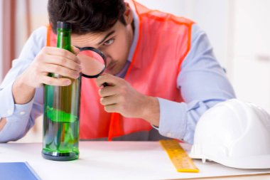 Atölyede çalışan sarhoş mühendis.