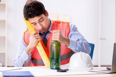 Atölyede çalışan sarhoş mühendis.