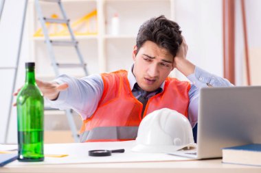 Atölyede çalışan sarhoş mühendis.