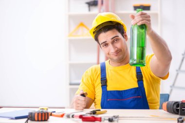 Atölyede çalışan sarhoş mühendis.