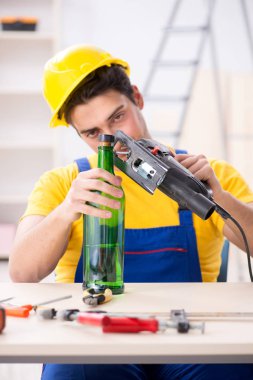 Atölyede çalışan sarhoş mühendis.