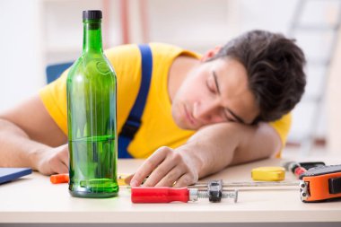 Atölyede çalışan sarhoş mühendis.