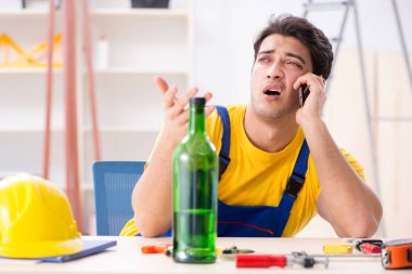 Atölyede çalışan sarhoş mühendis.