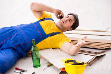 Tatilde içki içen tamirci.