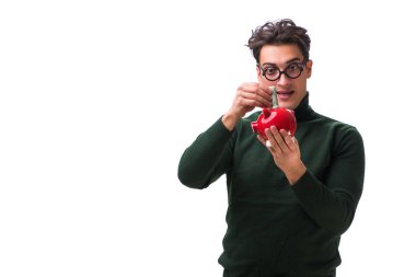 Domuz kumbarası olan inek genç adam beyazlar içinde izole edilmiş.