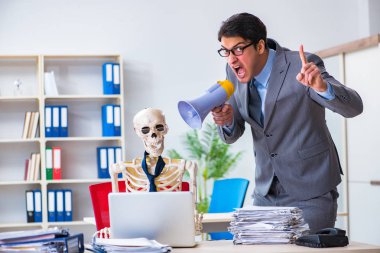 Kızgın patron iskelet çalışanına bağırıyor.