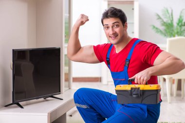 Profesyonel tamir mühendisi bozuk televizyonu tamir ediyor.