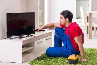 Profesyonel tamir mühendisi bozuk televizyonu tamir ediyor.