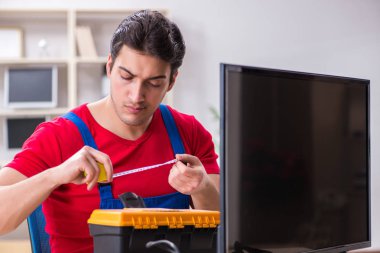 Profesyonel tamir mühendisi bozuk televizyonu tamir ediyor.