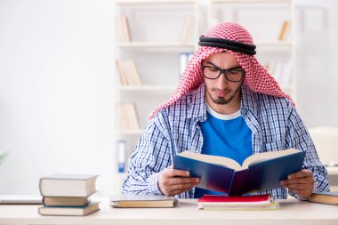Üniversite sınavlarına hazırlanan Arap öğrenci