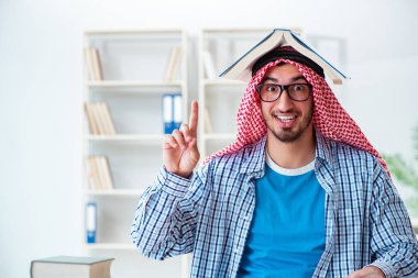 Üniversite sınavlarına hazırlanan Arap öğrenci