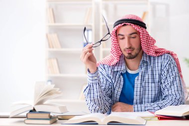 Üniversite sınavlarına hazırlanan Arap öğrenci