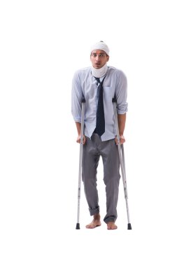 Beyaz arka plan üzerinde izole yaralı iş adamı