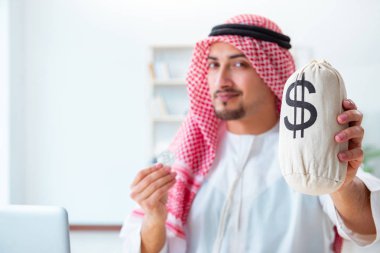 Kripto para madenciliğinde bitcoin kullanan Arap adam.