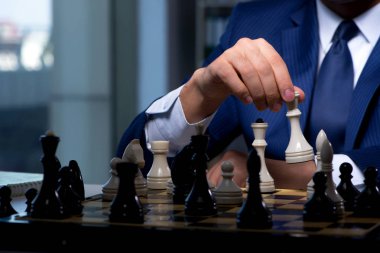 İş adamı strateji konseptinde satranç oynuyor