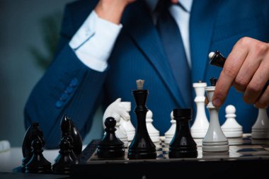 İş adamı strateji konseptinde satranç oynuyor