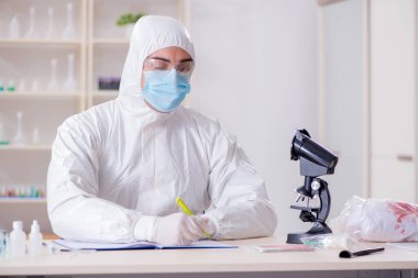 Kanıt için laboratuvarda çalışan uzman bir kriminolog.