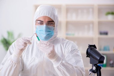 Kanıt için laboratuvarda çalışan uzman bir kriminolog.