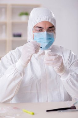 Kanıt için laboratuvarda çalışan uzman bir kriminolog.