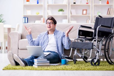 Evde okuyan genç bir öğrenci.