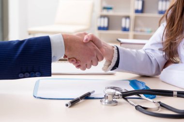 Sağlık sigortası sözleşmesi imzalayan adam