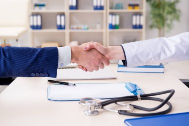 Sağlık sigortası sözleşmesi imzalayan adam