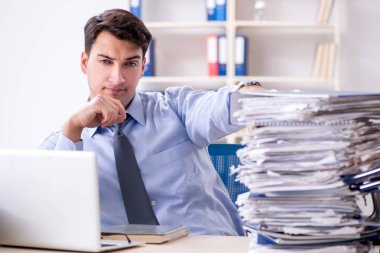 Ofiste çalışan son derece meşgul bir iş adamı.