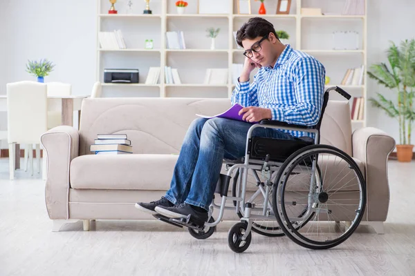 Tekerlekli sandalyedeki genç öğrenci