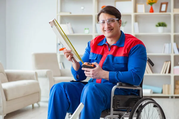 Misurazione uomo disabile con metro — Foto Stock