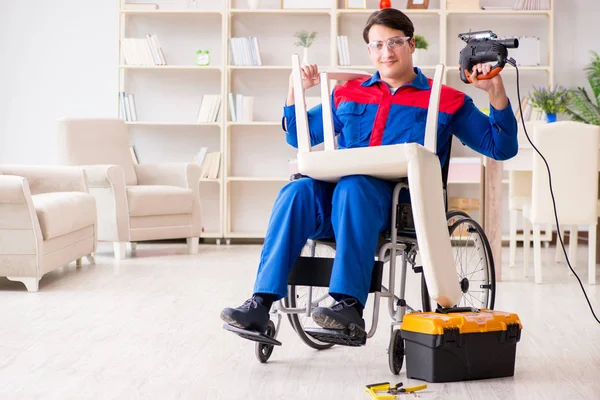 Zdravotně postižený muž oprava židle v dílně — Stock fotografie