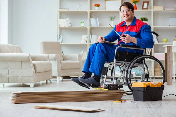 Uomo disabili posa laminato pavimento in ufficio — Foto Stock