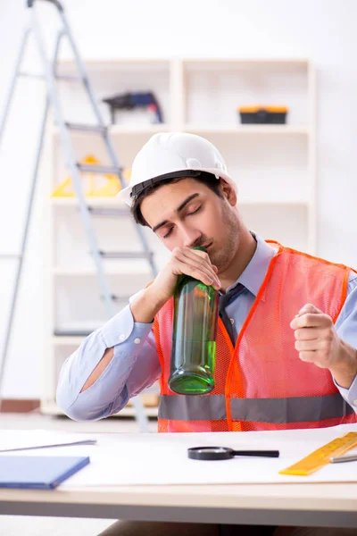 Drunk engineer working in the workshop — Stock Photo, Image