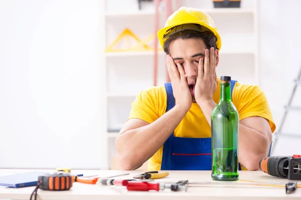 Ingegnere ubriaco che lavora in officina — Foto Stock