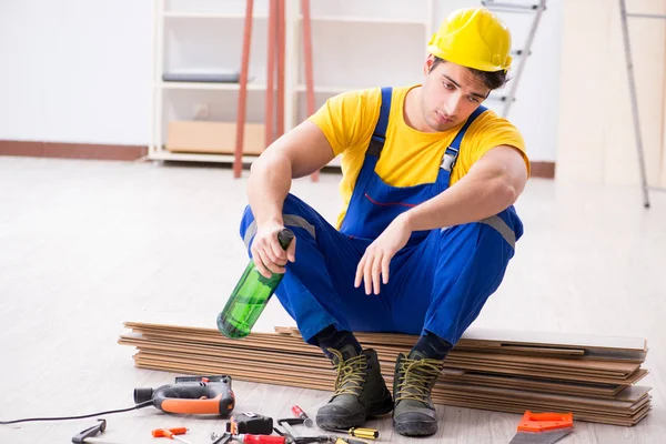 Tatilde içki içen tamirci.