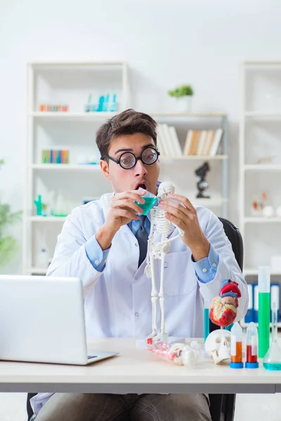 Divertente medico divertirsi in laboratorio ospedaliero — Foto Stock