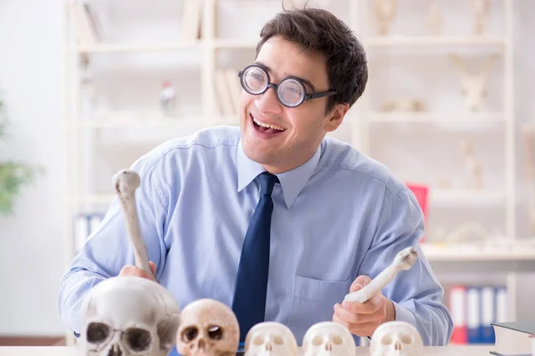 Profesor loco divertido estudiando esqueleto humano —  Fotos de Stock