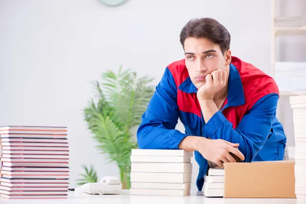 Mitarbeiterin im Verlag bereitet Buchauftrag vor — Stockfoto